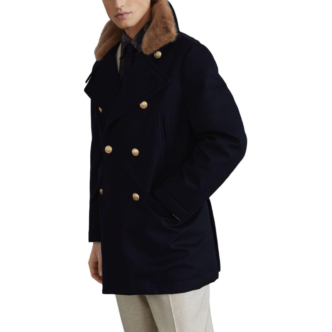 Lookbook Brunello Cucinelli SS24 Mantel Biru Navy Double-Breasted dengan Kerah Bulu. MM4006341-CUS09