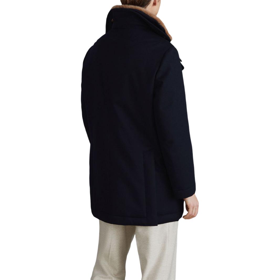 Shop Brunello Cucinelli SS24 Mantel Biru Navy Double-Breasted dengan Kerah Bulu. MM4006341-CUS09