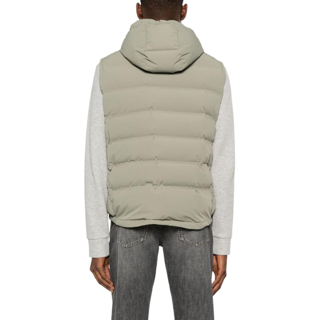 Lookbook 브루넬로 쿠치넬리 SS24 올리브 그린 슬리브리스 후드 탈착 다운 베스트 MM4911995-CUX55