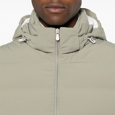 브루넬로 쿠치넬리 SS24 올리브 그린 슬리브리스 후드 탈착 다운 베스트 MM4911995-CUX55 Details for 브루넬로 쿠치넬리 SS24 올리브 그린 슬리브리스 후드 탈착 다운 베스트 MM4911995-CUX55