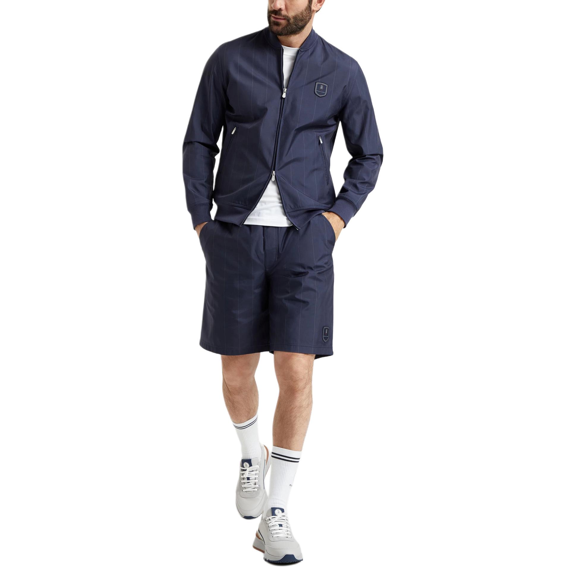 Lookbook Brunello Cucinelli SS24 Seluar Pendek Lelaki Biru Berjalur dengan Logo Patch. MB4173387T-CWY67