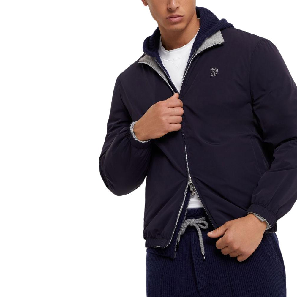 Shop Brunello Cucinelli SS24 Jaket Lelaki Logo Leher Tinggi Kalis Air Biru Gelap. MM40A7433G-CBJ47