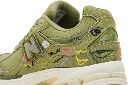 브라이언 자일스 x 뉴발란스 2002R "이제 뭐?" M2002RAG 1