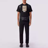 Lookbook Camiseta Negra Burberry Cuello Redondo con Logo y Detalles de Parches. 80570991