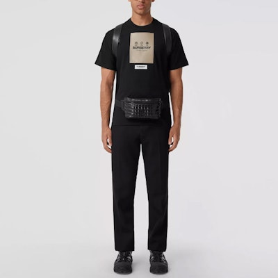 버버리 블랙 크루넥 티셔츠 - 로고 및 패치 디테일. 80570991 Lookbook 버버리 블랙 크루넥 티셔츠 - 로고 및 패치 디테일. 80570991