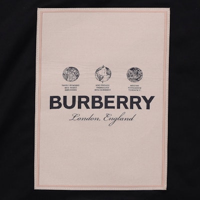 버버리 블랙 크루넥 티셔츠 - 로고 및 패치 디테일. 80570991 Purchase 버버리 블랙 크루넥 티셔츠 - 로고 및 패치 디테일. 80570991