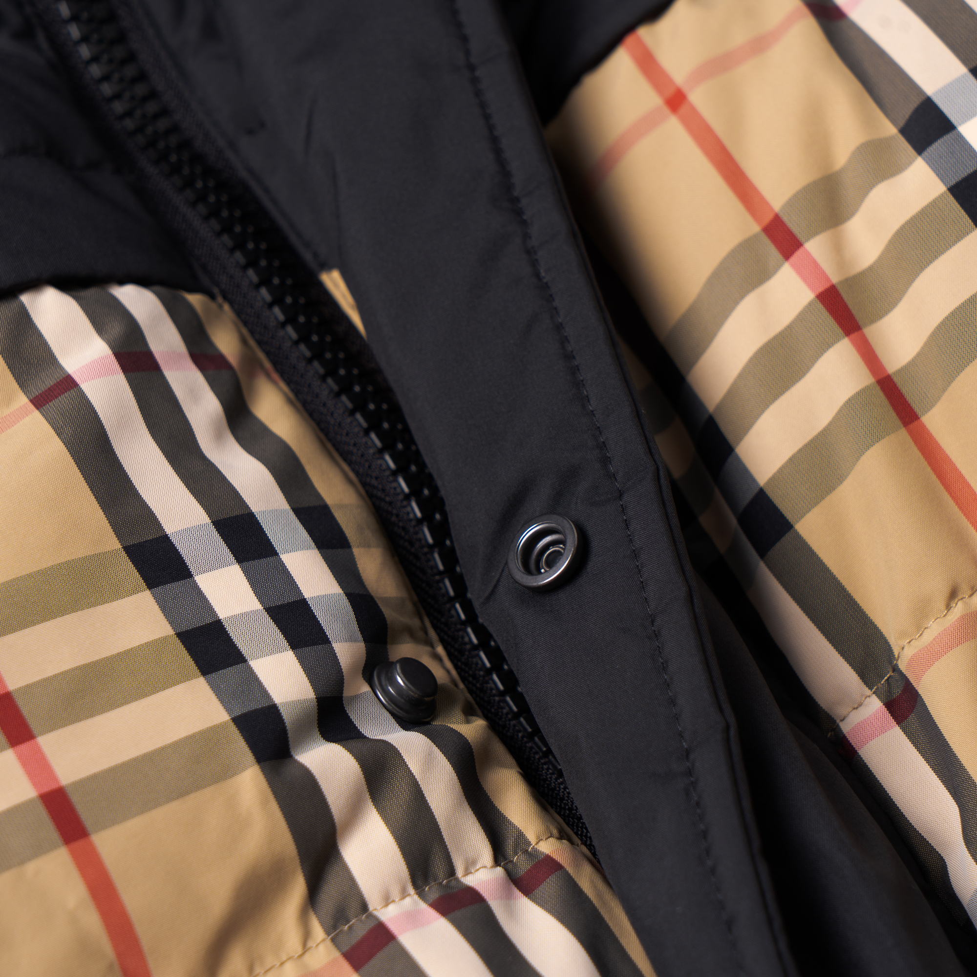 Burberry  Black Down Jacket with Patchwork Check Print and Stand Collar. 80792961 圖 6