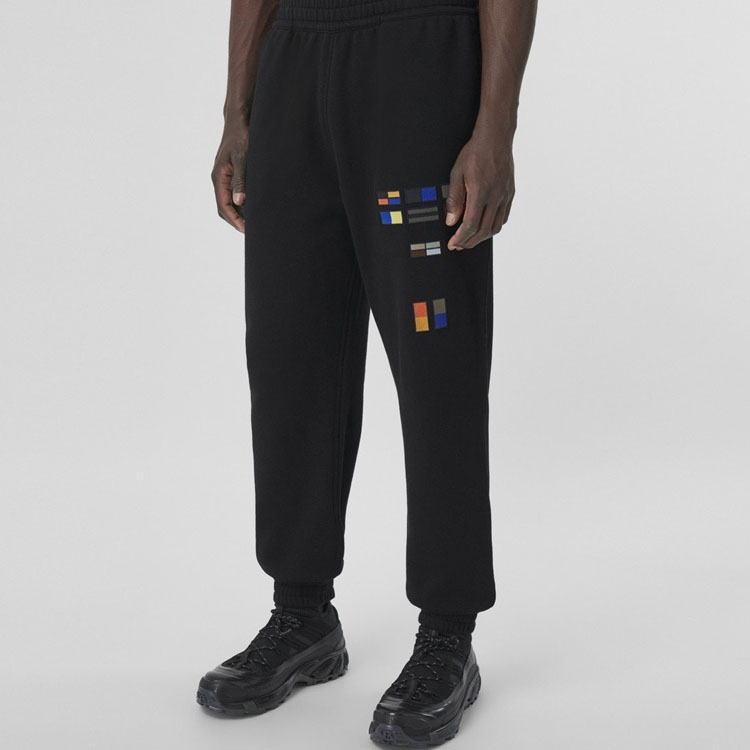 Purchase Burberry Joggers Negros de Punto con Patrón Bordado y Cintura Elástica. 80427031