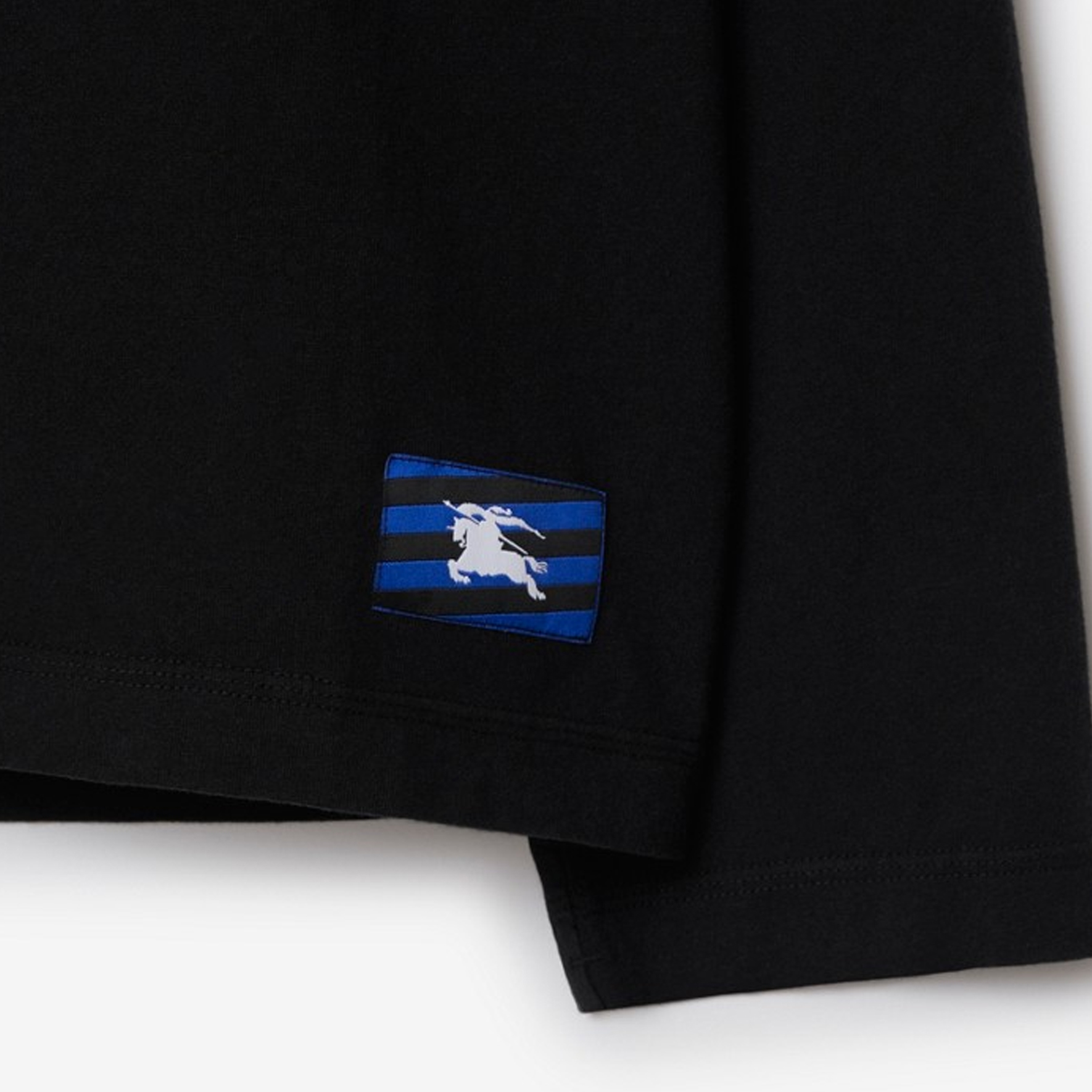 Sizing Burberry 黑色長袖T恤配馬術騎士標誌貼章。 80819951