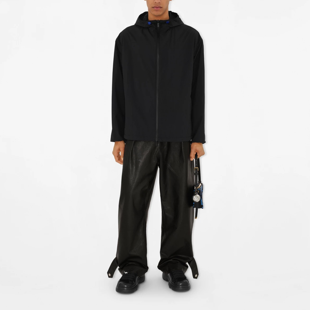 Shop Chaqueta con capucha negra Burberry casual con cremallera sólida. 80818861