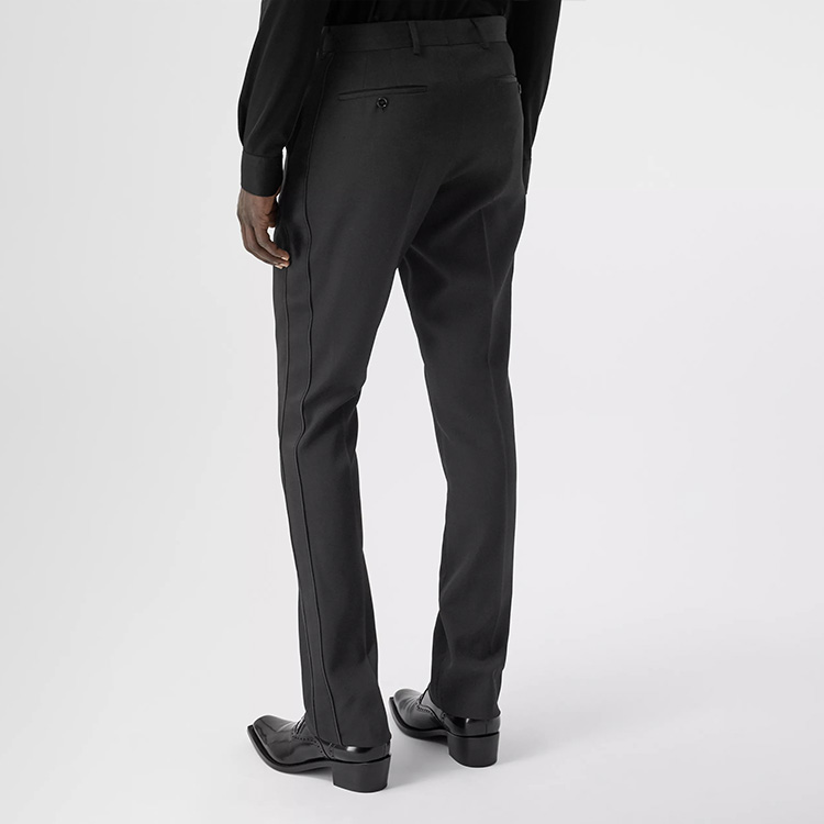 Shop Pantalones Burberry Negros Slim Fit de Satén con Detalles Elegantes. 45652921