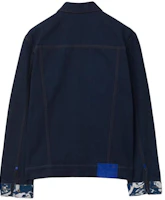 Lookbook Burberry 藍色丹寧外套,標誌領設計與單排扣版型。 80807701