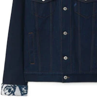Sizing Burberry 藍色丹寧外套,標誌領設計與單排扣版型。 80807701