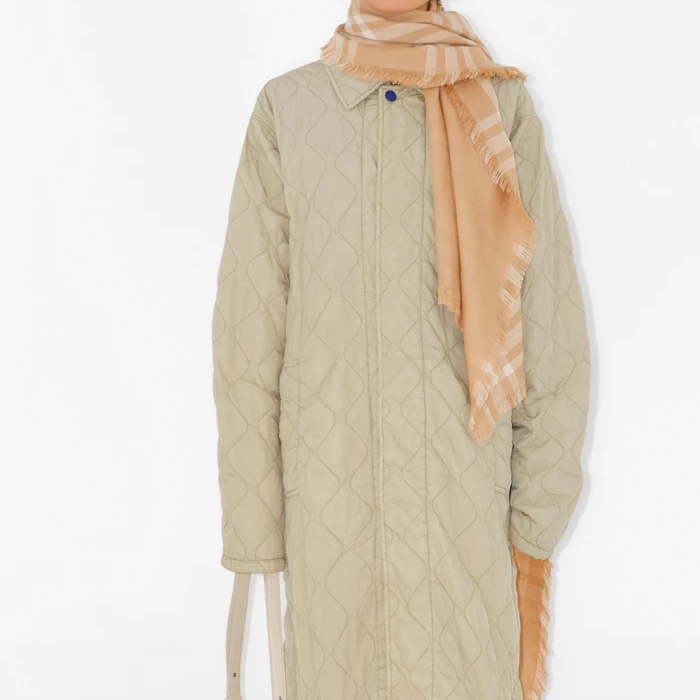 Burberry  Brown Knitted Scarf with Striped Fringe Detail. 80838021 圖 5