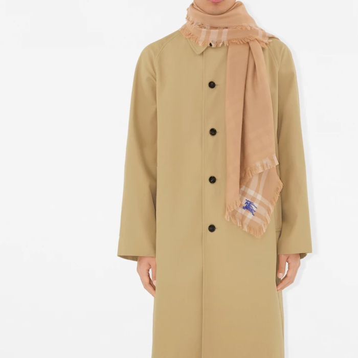 Burberry  Brown Knitted Scarf with Striped Fringe Detail. 80838021 圖 6