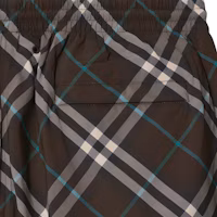 Sizing Shorts de natación relajados Burberry Check Pocket en gris oscuro. 80930991