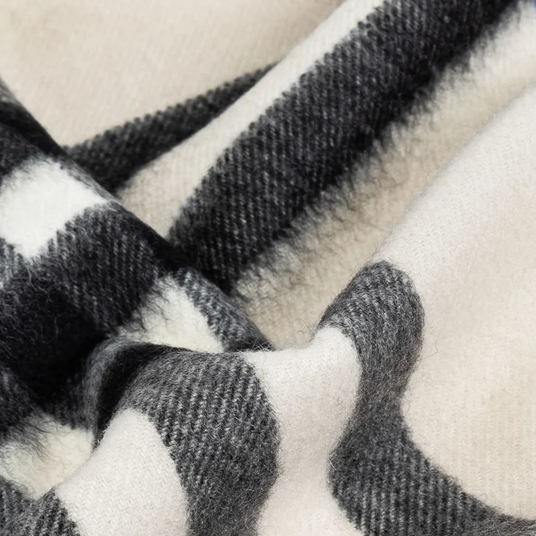 Burberry  Gray Cashmere Scarf with Check Print and Tassels. 8085927A3888 圖 4