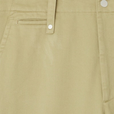 Burberry Celana Hijau Casual Loose Fit dengan Kantong Resleting Solid 80788761 Sizing Burberry Celana Hijau Casual Loose Fit dengan Kantong Resleting Solid 80788761