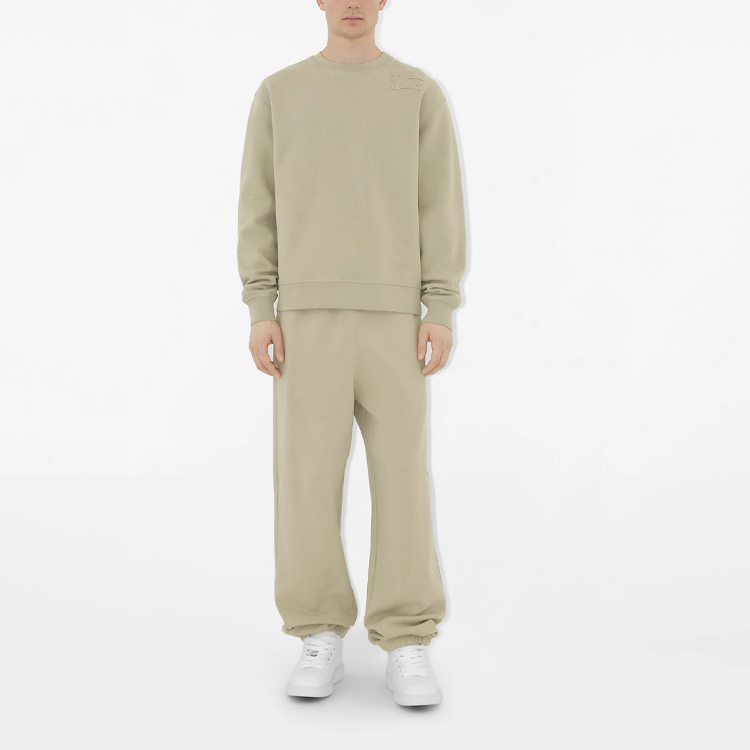 Shop Burberry 卡其綠標誌貼飾寬鬆版型圓領長袖襯衫。 80945971