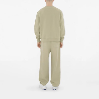 Burberry 卡其綠標誌貼飾寬鬆版型圓領長袖襯衫。 80945971 Purchase Burberry 卡其綠標誌貼飾寬鬆版型圓領長袖襯衫。 80945971