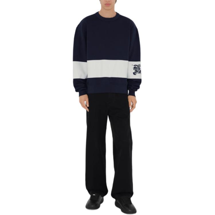 Lookbook 버버리 네이비 블루 로고 자수 크루넥 스웨트셔츠. 80926831