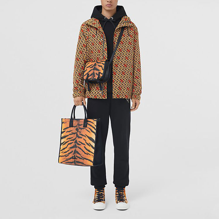 Lookbook Burberry 芥末黃連帽印花Logo輕便外套 80512821