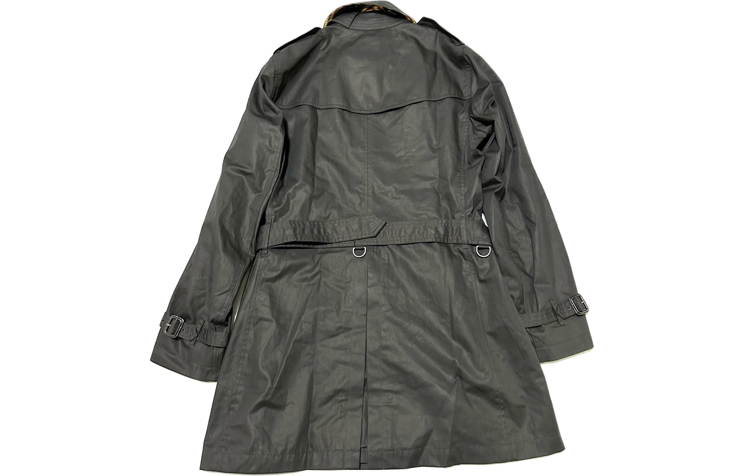 Lookbook Burberry Mantel Trench Hitam Double-Breasted Solid. 80621671