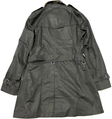 Burberry Mantel Trench Hitam Double-Breasted Solid. 80621671 Lookbook Burberry Mantel Trench Hitam Double-Breasted Solid. 80621671