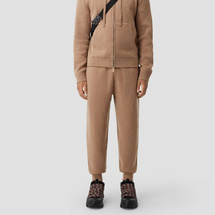 Lookbook Burberry Celana Jogger Knit dengan Logo Bordir - Camel. 80609081