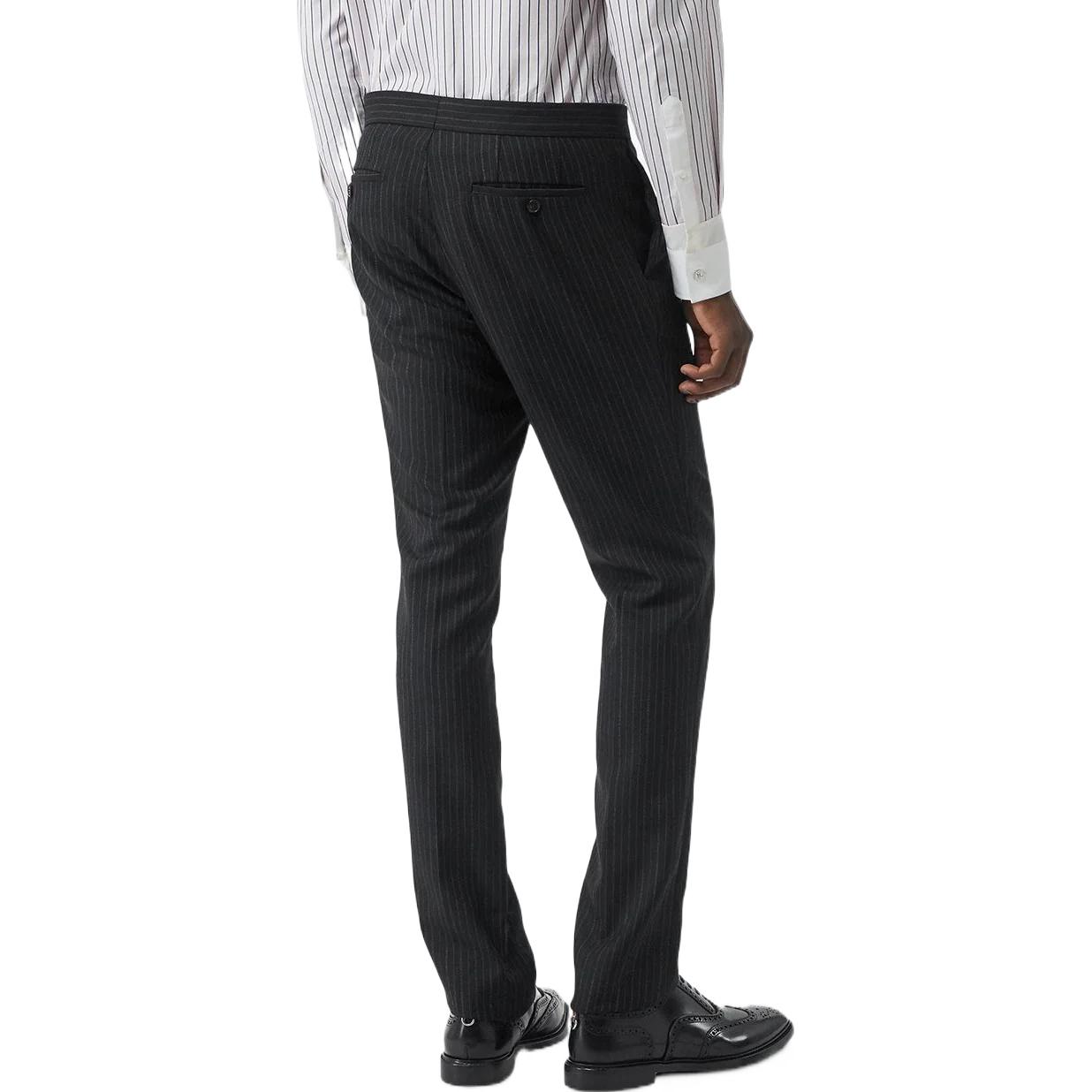 Shop Pantalones Casuales Slim Fit de Rayas Sólidas Burberry - Negro. 80138371