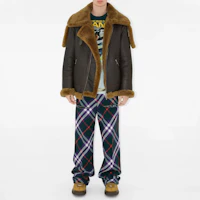 Lookbook 博柏利暗棕色拉鍊皮外套搭配羊羔絨領。 80771861