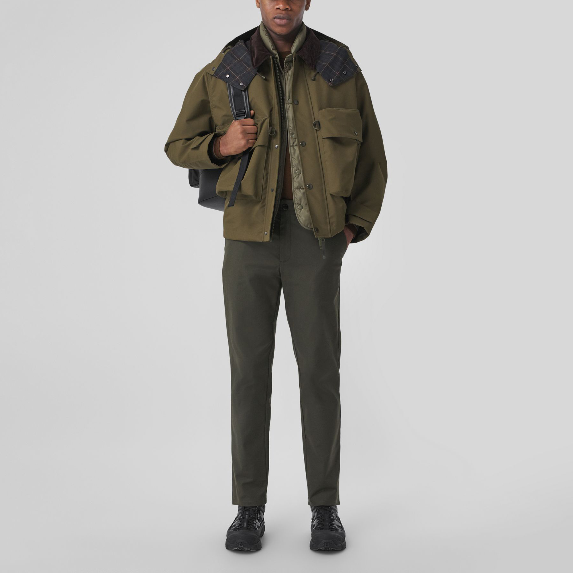 Shop バーバリー アーミーグリーン コットン ストレートカット クロップド カジュアルパンツ 80442951