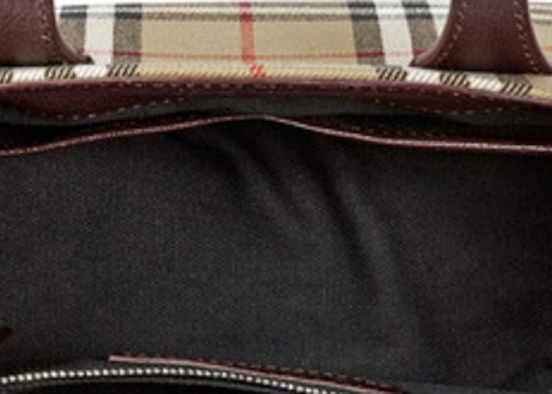 Lookbook Bolso Pequeño Burberry Banner de Cuero en Color Granate Oscuro