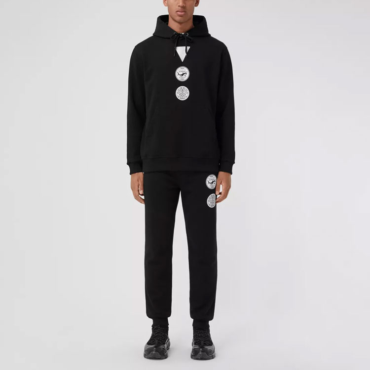 Shop Pantalones Jogger de Algodón Burberry Negro con Estampado de Insignia. 80427281