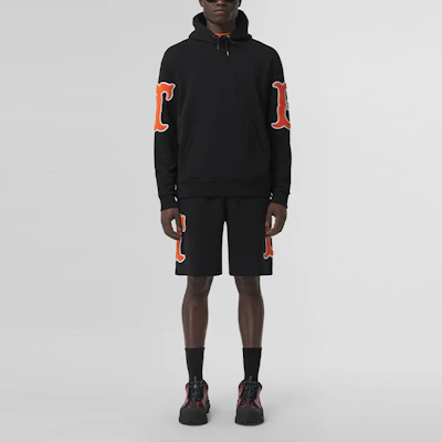 博柏利黑色字母圖案設計棉質連帽衫。 80426991 Lookbook 博柏利黑色字母圖案設計棉質連帽衫。 80426991