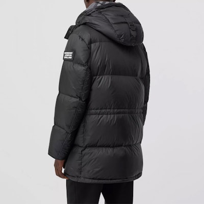 博柏利黑色连帽拉链羽绒冬季宽松外套 80188251 Lookbook 博柏利黑色连帽拉链羽绒冬季宽松外套 80188251