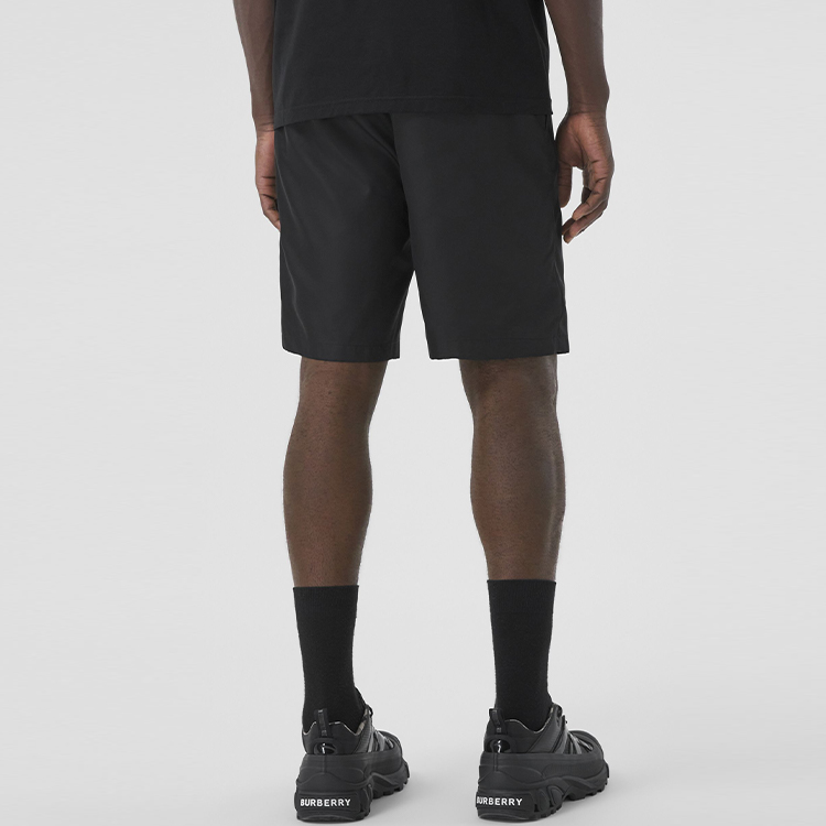 Shop バーバリー ブラック レター シャークプリント ミッドライズ カジュアルショーツ. 80406991