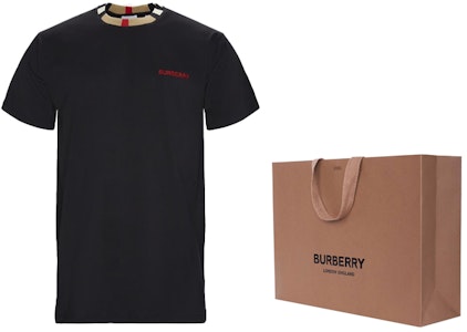 Burberry 黑色短袖T恤,刺繡Logo與經典格紋領口設計 8007695-A1189 Shop Burberry 黑色短袖T恤,刺繡Logo與經典格紋領口設計 8007695-A1189