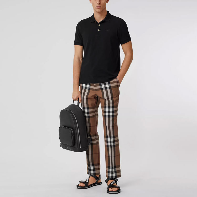 Lookbook Polo de Manga Corta Negro Sólido con Botones para Hombre de Burberry. 80374351