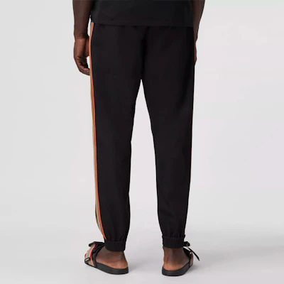 Celana Kasual Hitam Solid Bergaris Elastis Burberry. 80381531 Purchase Celana Kasual Hitam Solid Bergaris Elastis Burberry. 80381531