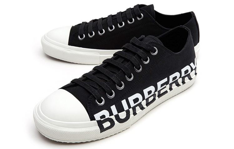 Lookbook Sneakers Burberry Dua Warna Logo 'Hitam Putih' 80182701
