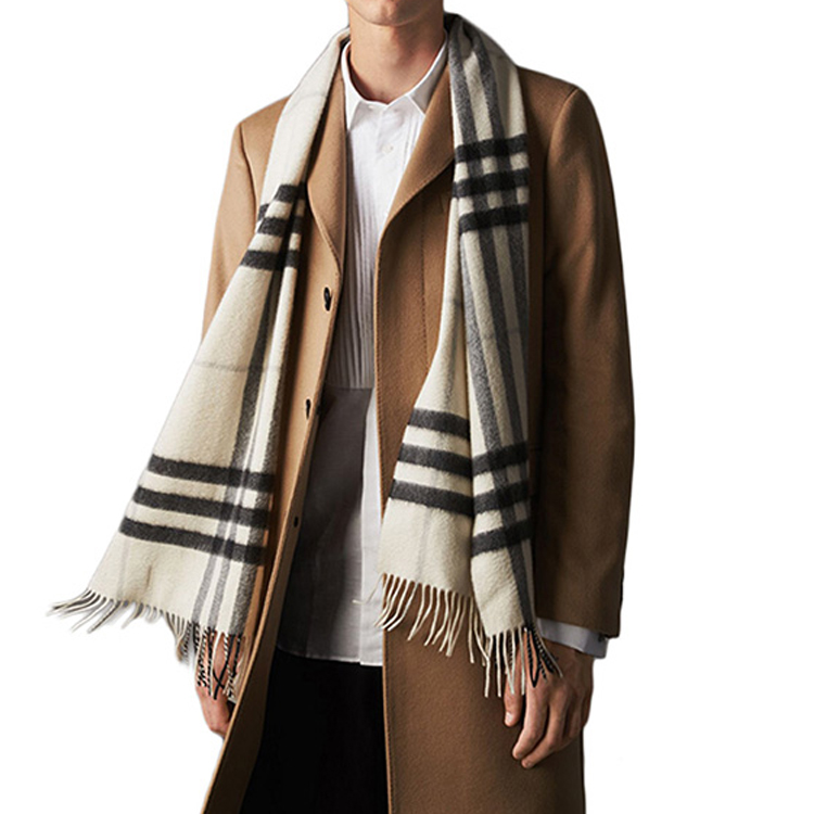Burberry Cashmere Check Scarf Unisex Couple's Model Natural White 3994123 圖 8