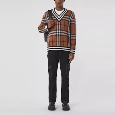 博柏利格纹羊绒提花V领毛衣浅棕色 80481351 Lookbook 博柏利格纹羊绒提花V领毛衣浅棕色 80481351