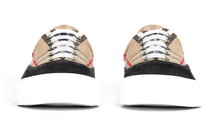 Shop Burberry Sepatu Sneaker Kotak Kapas dan Suede 'Khaki' 8016301