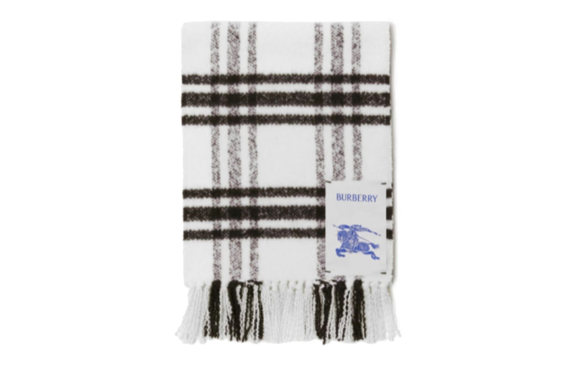 Lookbook Bufanda Polar Burberry Unisex Estilo Pareja Blanco con Patrón de Cuadros 80797811