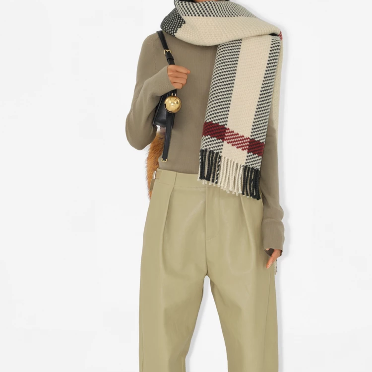Burberry Check Wool Scarf with Tassels - Unisex Couple Design, Multi-color. 80792401 圖 4