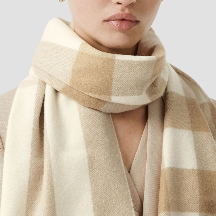 Burberry Checkered Cashmere Scarf White 80197651 圖 4