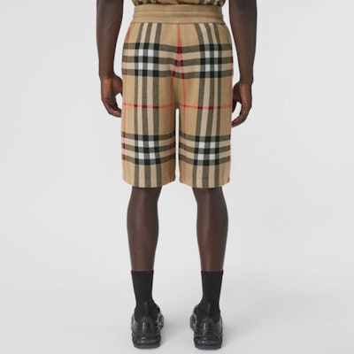 Burberry Celana Pendek Pria Silk-Blend Motif Kotak - Archive Beige. 80435721 Details for Burberry Celana Pendek Pria Silk-Blend Motif Kotak - Archive Beige. 80435721
