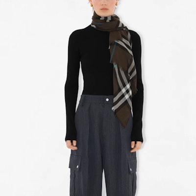 Burberry 經典格紋羊毛圍巾 男女情侶款 - 灰色 80907281 Purchase Burberry 經典格紋羊毛圍巾 男女情侶款 - 灰色 80907281