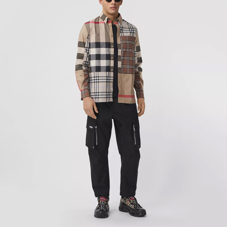 Shop Burberry經典格紋男士寬鬆版棉質襯衫- 浅杏色 80386381